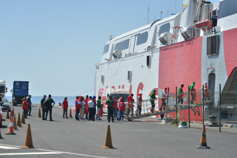 Diez cayucos con casi 900 migrantes llegan a Canarias este viernes