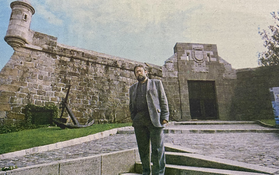 Jose Maria Bello, ante el castillo de San Antón 1998