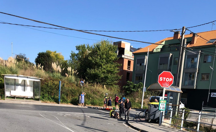 Un coche alcanza a tres ciclistas que circulaban por la carretera en O Martinete