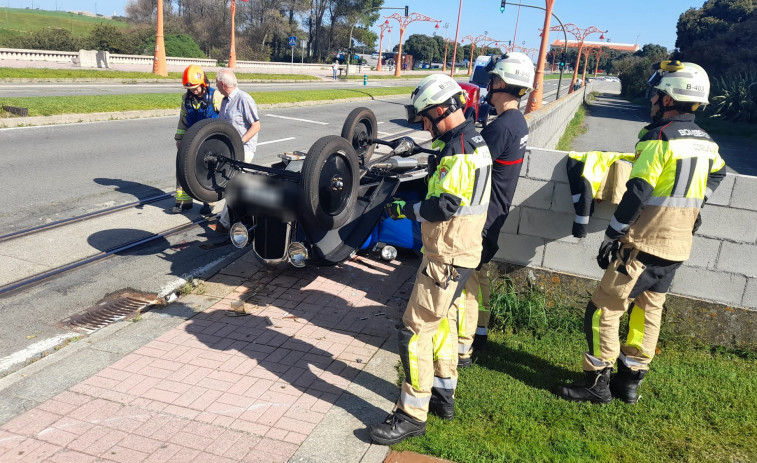 Heridos dos hombres en el vuelco de un coche de cien años frente a la antigua cárcel