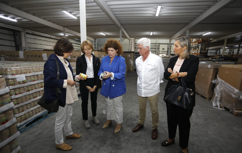 Cruz Roja provee de alimentos a 8.100 coruñeses desde sus almacenes de Ledoño