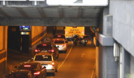 Un autobús se atasca en el túnel de Juana de Vega