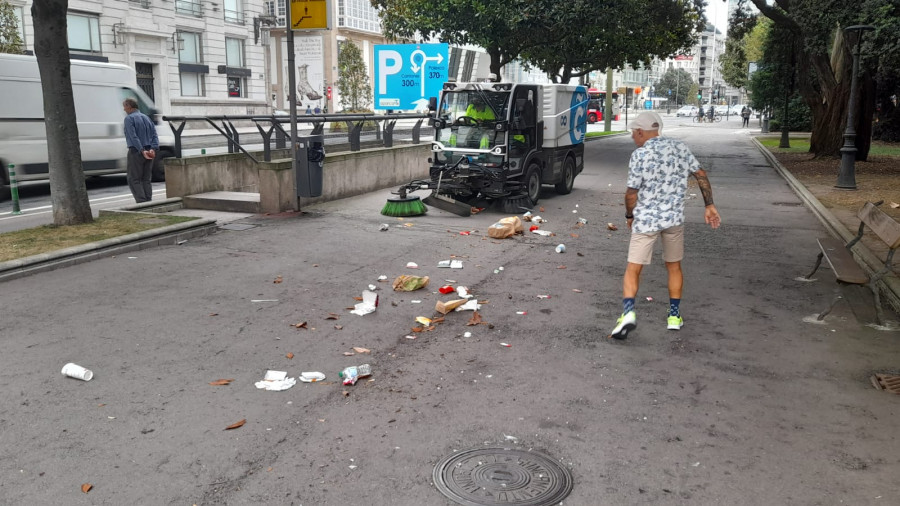 Los jardines de Méndez Núñez amanecen llenos de basura