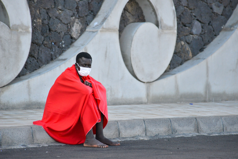 Un emigrante en el muelle de La Restiga (El Hierro)