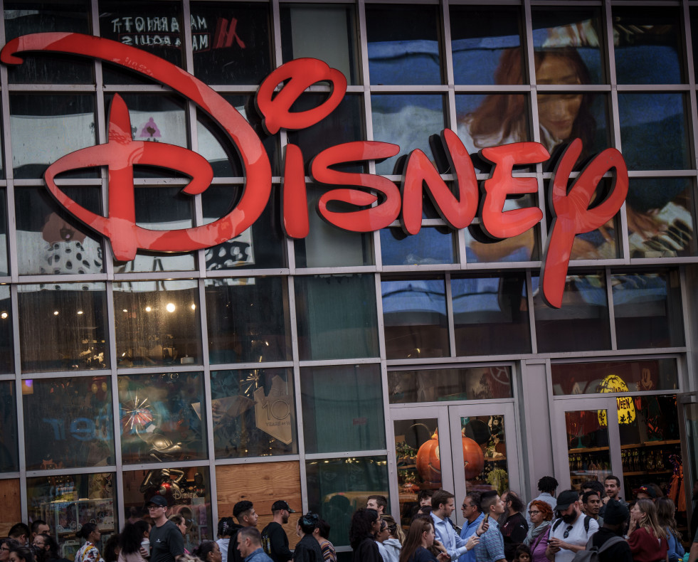 EuropaPress 5506398 filed 16 september 2023 us new york people walk past disney store in manhattan 12232527