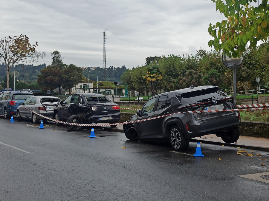 Un conductor ebrio colisiona con su coche con otros tres vehículos aparcados en O Malecón