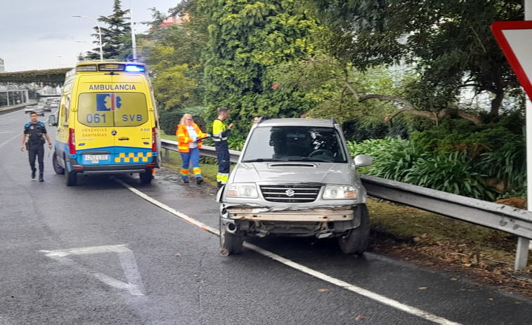 Un coche se estrella en un acceso a A Coruña por Alfonso Molina