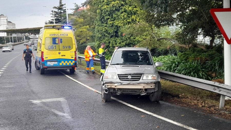 Un coche se estrella en un acceso a A Coruña por Alfonso Molina