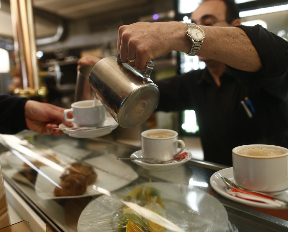 Un camarero prepara café