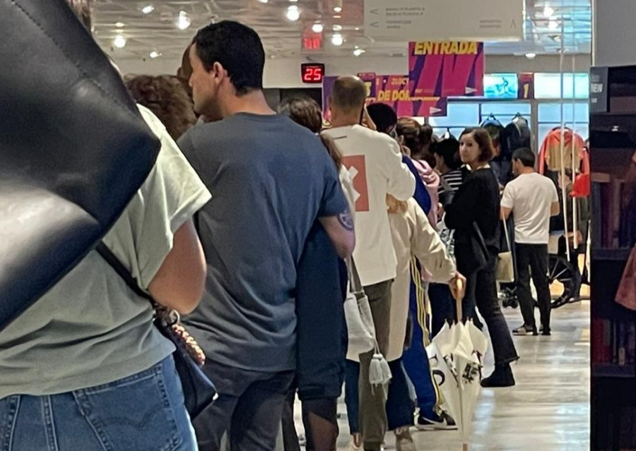 Colas en El Corte Inglés de A Coruña para recoger los dorsales de la carrera Enki