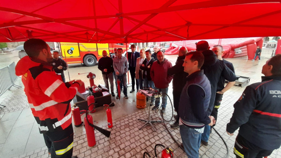 La prevención vuelve a ocupar la plaza de María Pita de la mano de los bomberos