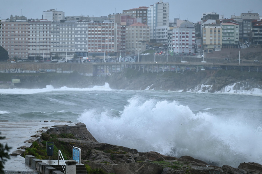 Las dunas de Riazor y el Orzán "salvan" el primer golpe del temporal 'Aline'