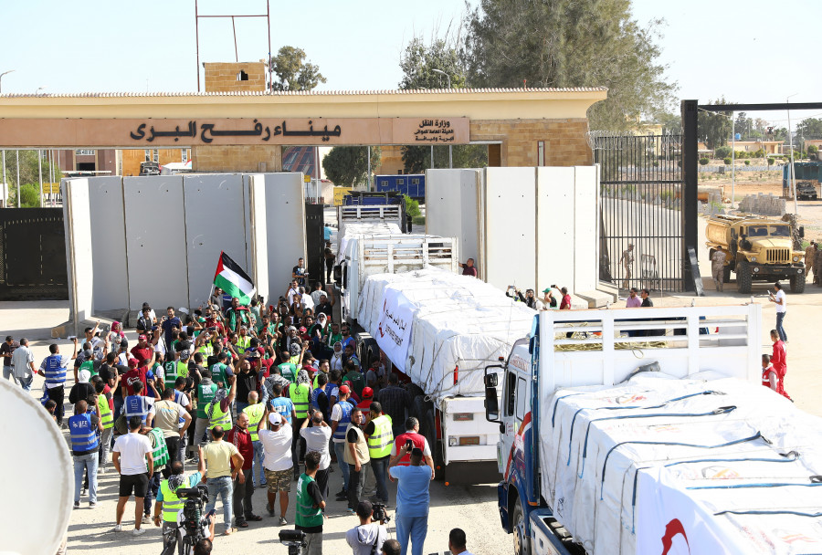 Veinte camiones entran en Gaza con comida, agua y medicinas