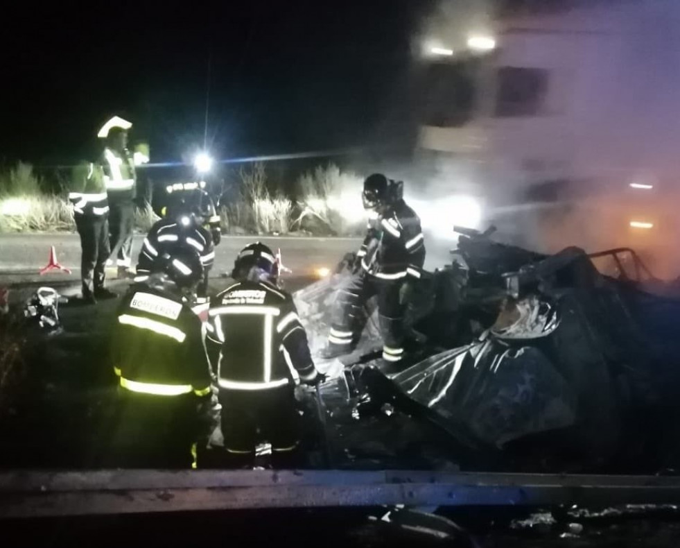 Los Bomberos trabajan en el lugar del accidente de Valladolid, en el que murieron dos vecinos de Sada @EP