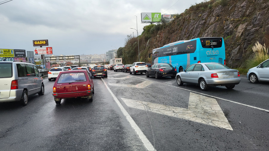 Colas kilométricas a la entrada de A Coruña por un accidente en Alfonso Molina