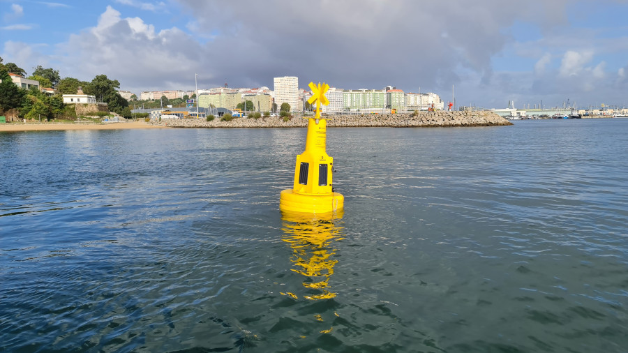 Una boya inteligente controla la calidad del agua en la playa coruñesa de Oza