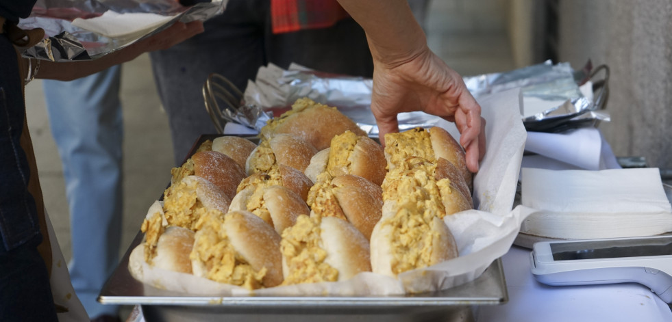 La alta cocina baja a la calle: largas colas para probar el mollete de tortilla que 