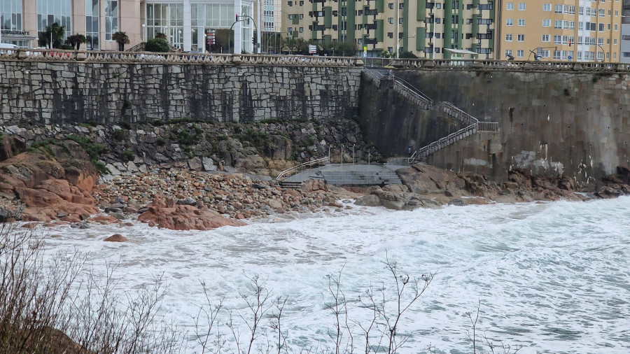 Unos surfistas rescatan a un bañista en la playa de Matadero