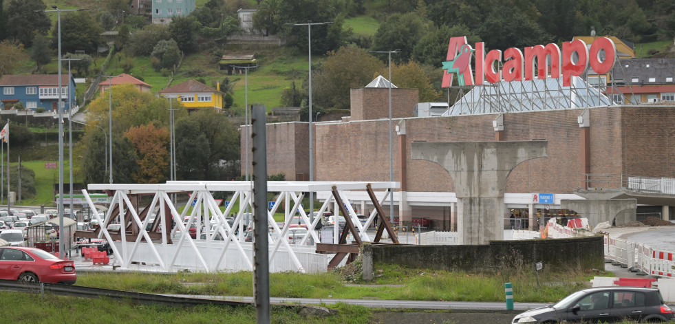 La estructura de la pasarela de Pedralonga avanza hacia su ubicación