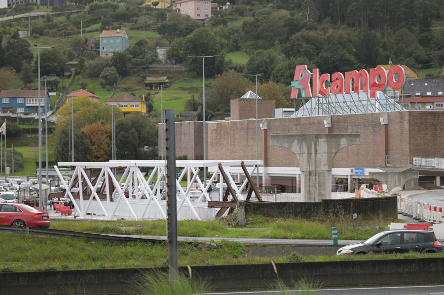 La estructura de la pasarela de Pedralonga avanza hacia su ubicación