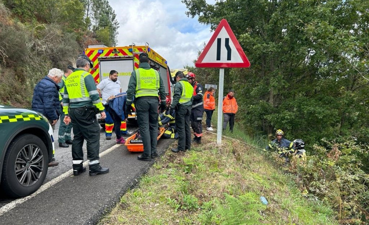 Rescatan a una mujer que se precipitó con su vehículo por un barranco en Punxín