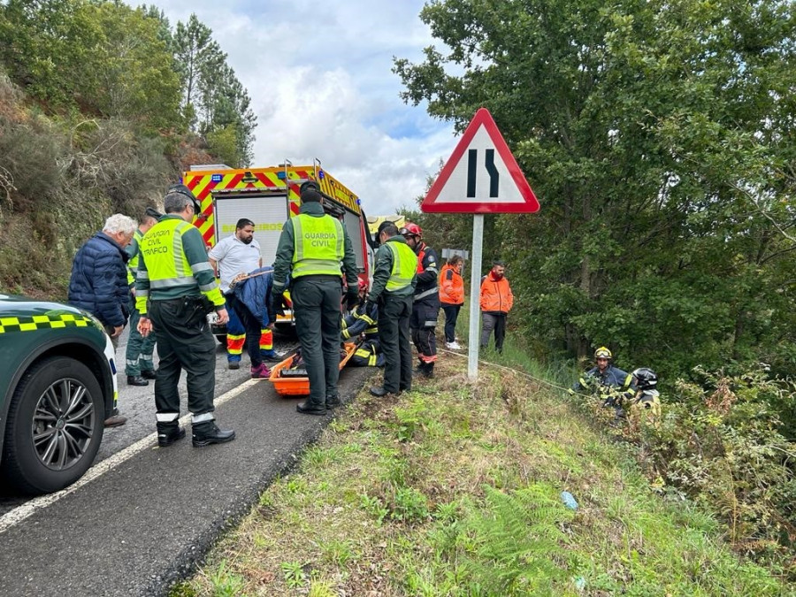 Rescatan a una mujer que se precipitó con su vehículo por un barranco en Punxín