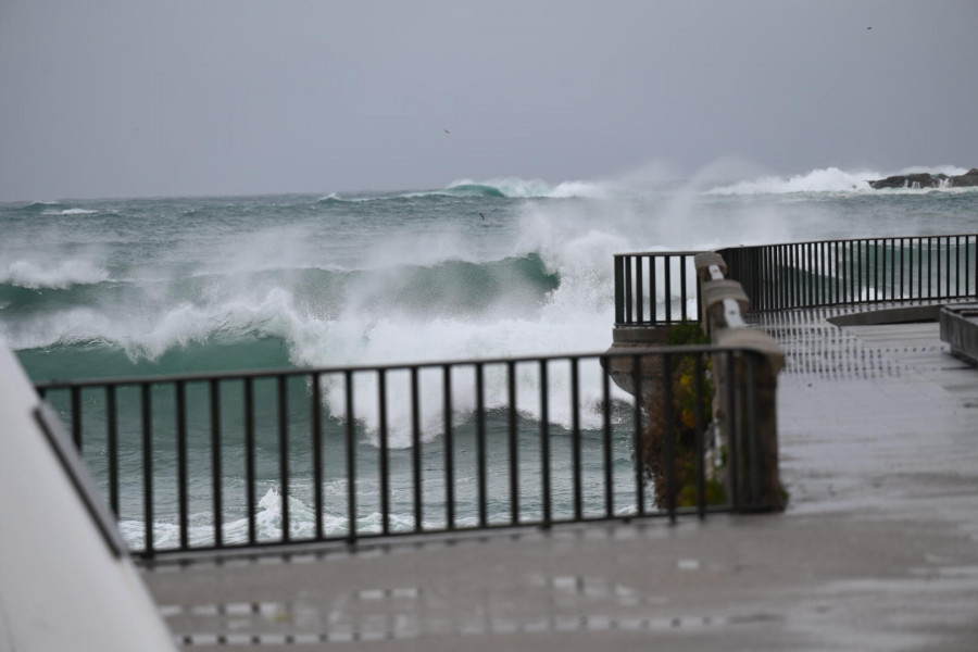 El temporal obliga a cerrar al tráfico el Paseo Marítimo