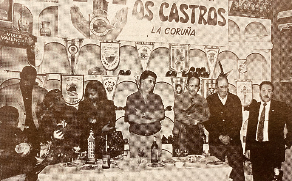 Songo'o recibe el premio de la peña Os Castros 1998