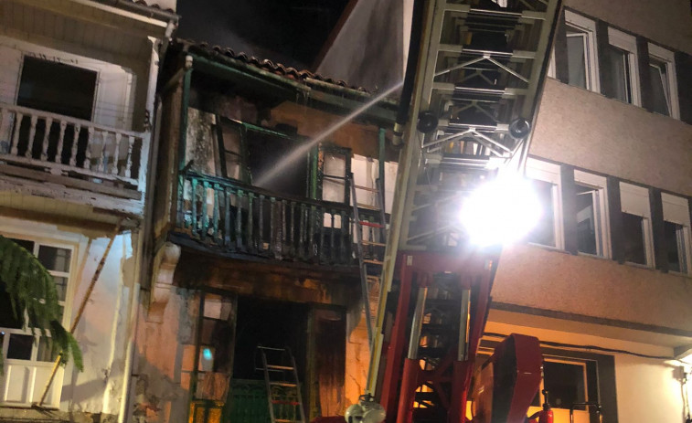 Un electrodoméstico provoca el incendio de un edificio abandonado en Betanzos