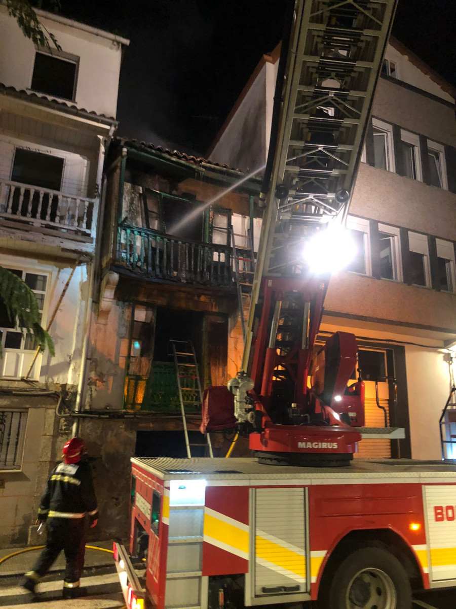 Un electrodoméstico provoca el incendio de un edificio abandonado en Betanzos