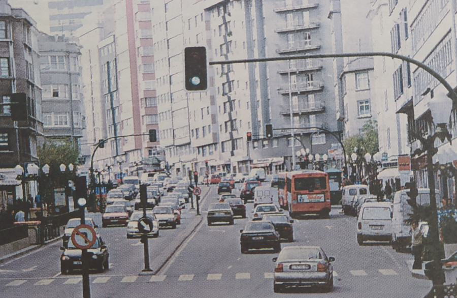 Hace 25 años | Ocho millones de coches en la ronda de Outeiro y Rajoy peregrino