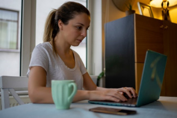 Una mujer teletrabaja desde casa @ EP