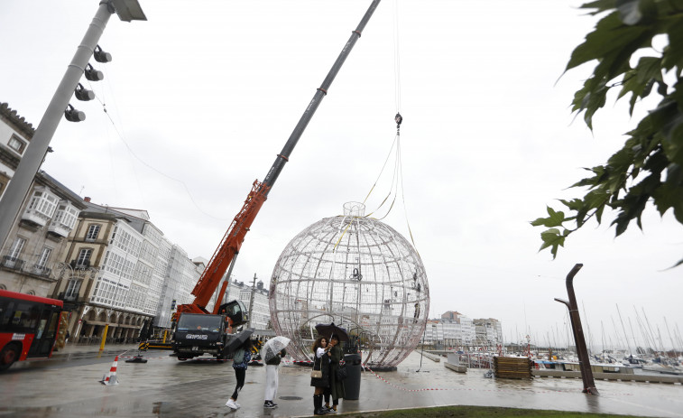 Los coruñeses ya se fotografían con la bola navideña de La Marina