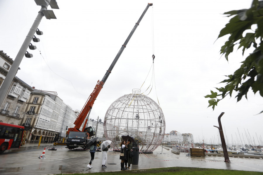 Los coruñeses ya se fotografían con la bola navideña de La Marina