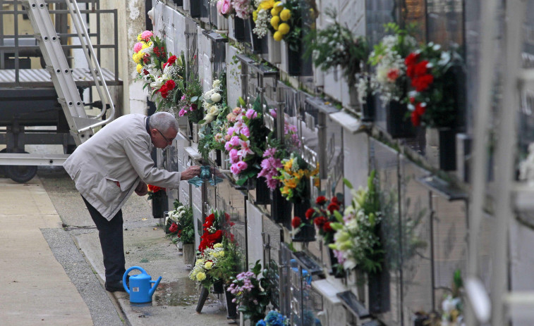 El temporal no impide las visitas a los cementerios por el Día de Todos los Santos