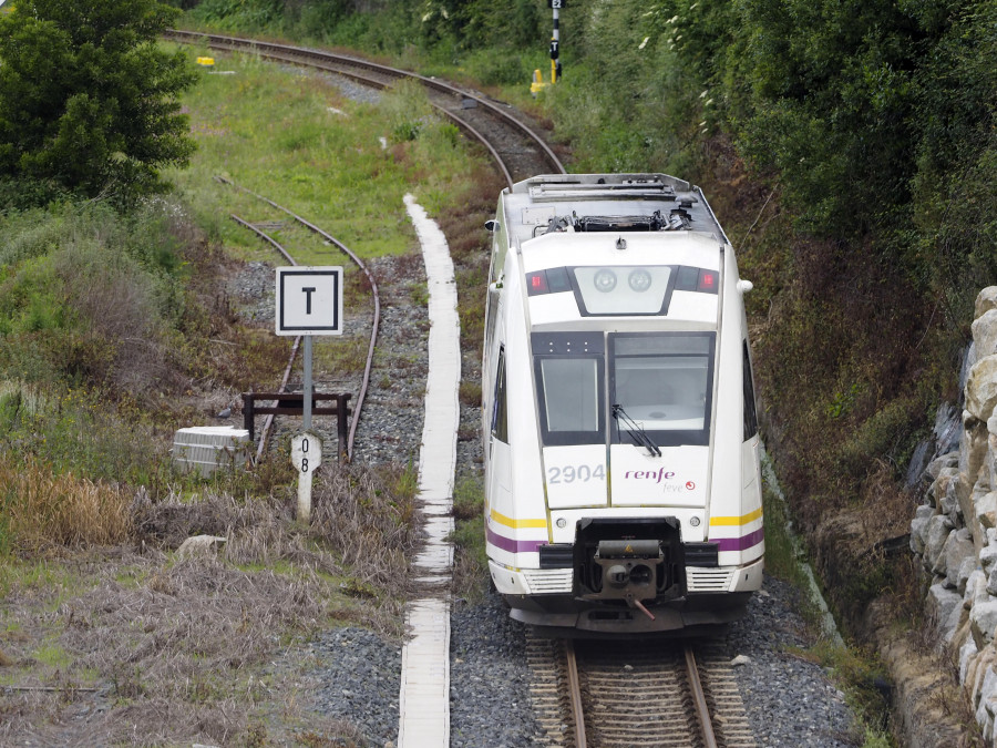 Descarrila un tren de pasajeros en Foz tras atropellar a dos caballos