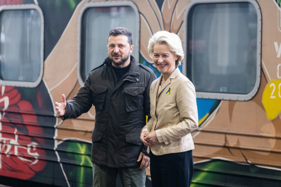 Zelenski recibe a Von der Leyen en la estación de trenes de Kiev