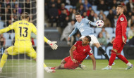 El Celta, con diez, sufre para sumar un punto con otro polémico final (1-1)