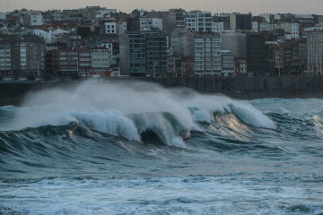 El impacto de Domingos en A Coruña con lluvia, viento y olas zona de Riazor   @Quintana (6)