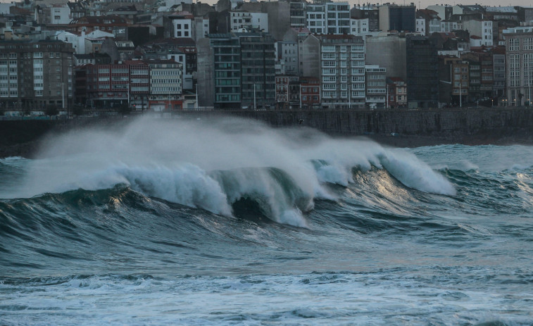 Alerta naranja en A Coruña y Lugo por fuerte oleaje