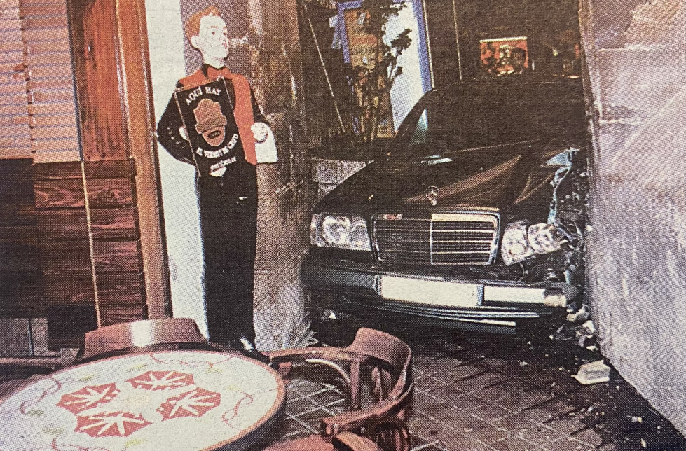 Un mercedes se empotra en la Marina 1998