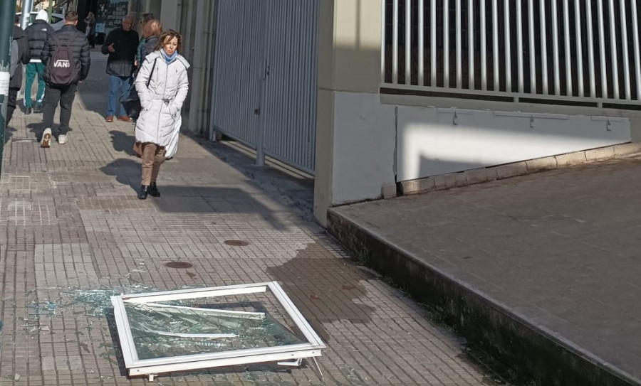 Cae un ventanal en plena calle de Zalaeta a la altura del PSOE coruñés