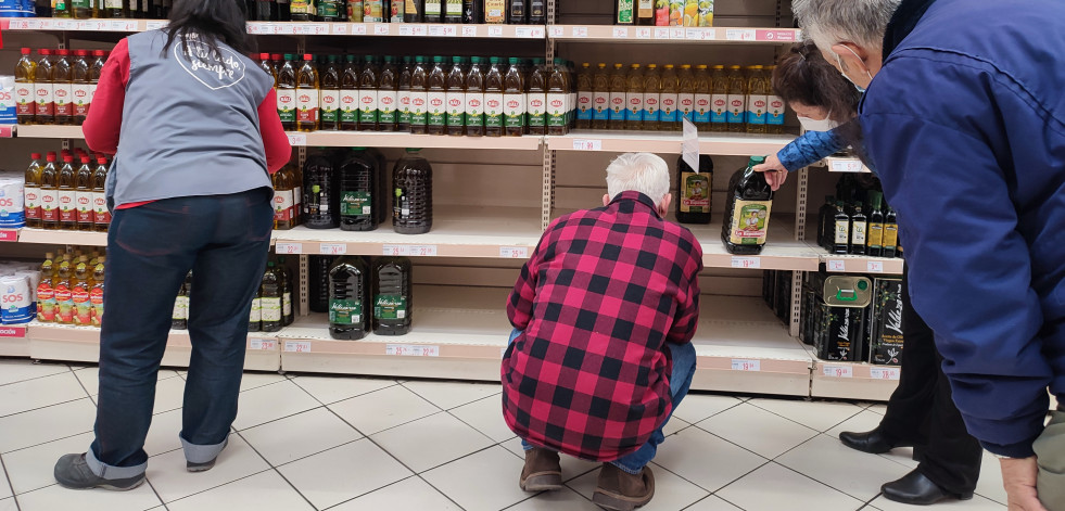 Facua denuncia en la CNMC a ocho supermercados por un posible pacto de precios en el aceite de oliva