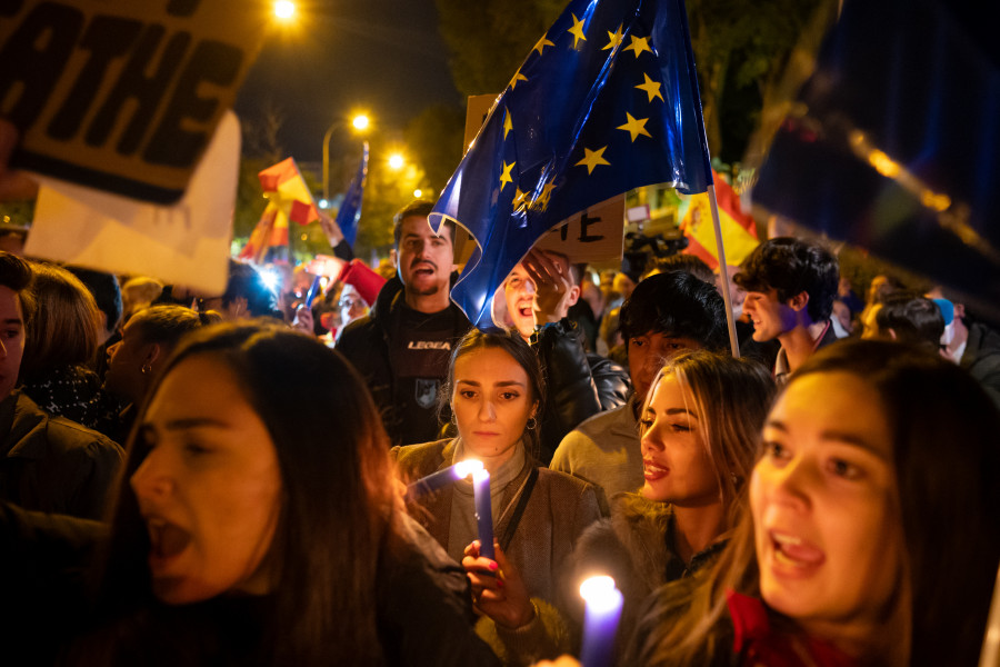 Decenas de personas piden a Europa que detenga la amnistía frente al Parlamento Europeo en Madrid