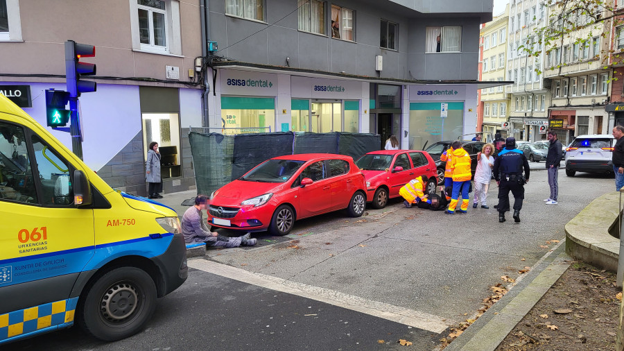 Un coche atropella a dos obreros en la acera de la plaza del Libro de A Coruña