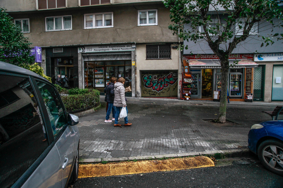 El Ayuntamiento delimitará las plazas de aparcamiento en la calle del Monasterio de Caaveiro