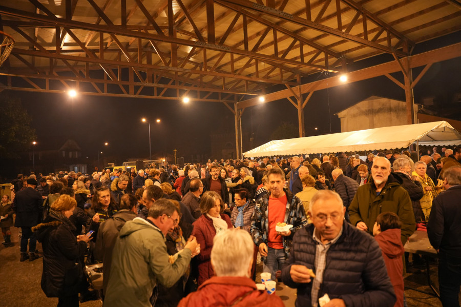 Cientos de personas degustan las castañas del tradicional magosto de Culleredo