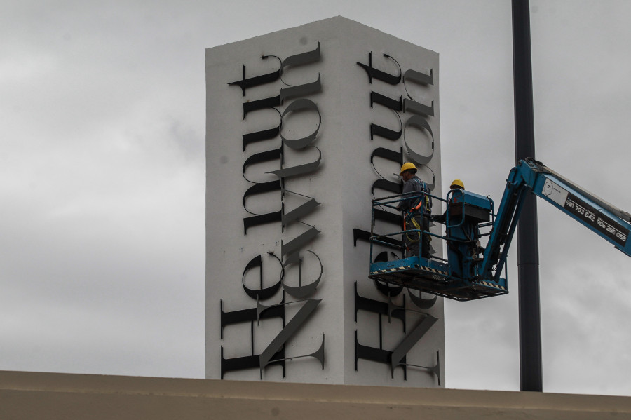 A Coruña se engalana para la apertura de la exposición de Helmut Newton