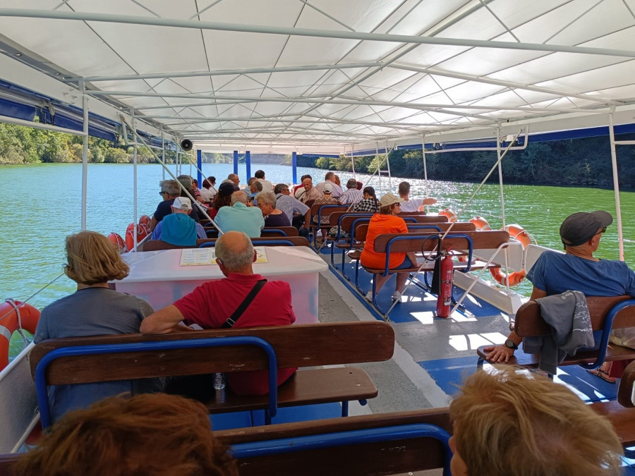 Vuelve el catamarán por el Miño tras terminar las obras en el embalse de Os Peares