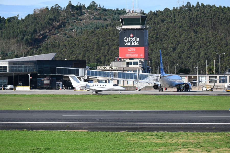 AENA renovará las pasarelas del aeropuerto de Alvedro después de dos décadas de uso